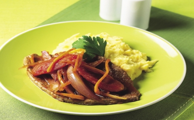 Bistec encebollado al tomate con puré de papa amarilla